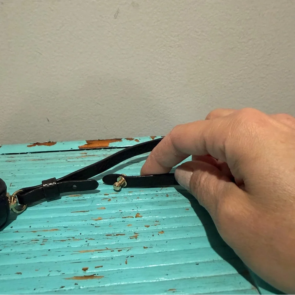 Cuyana Airpod Case Black Pebbled Leather Monogrammed J - Picture 7 of 11